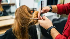 Kerran kuussa vai kerran kaudessa: mikä hiustenleikkuuväli todella säilyttää pituuden?