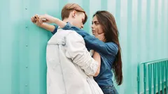 Miten ymmärtää, että hän on sittenkin rakastunut: emotionaalisesti etäisen miehen tärkeimmät merkit