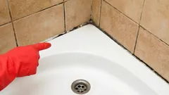 Kylpyhuoneen saumat ovat kuin uudet: helppo tapa puhdistaa ne suolalla