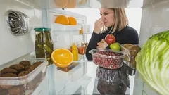 Mitä laittaa jääkaappiin, jotta haju katoaa lopullisesti – helppo kotikonsti