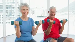 Helpot käsipainoharjoitukset ikäihmisille – vahvistavat kehoa ja palauttavat voimia