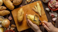 Kilogramma kahdessa minuutissa: temppu, joka auttaa kuorimaan perunat nopeimmin