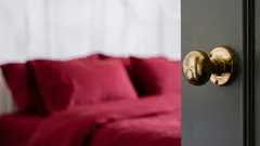 Älä koskaan jätä makuuhuoneen ovea auki yöksi – tärkeä syy pitää ovet suljettuina
