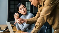 Pilaa urasi: 10 merkkiä huonosta pomosta, johon ei voi luottaa