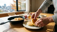 Näistä tulee uskomattoman herkullisia – tärkein salaisuus kuohkeiden pannukakkujen valmistukseen