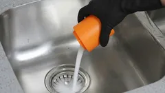 Tukos lavuaarissa häviää tunnissa: helppo keino ilman putkimiestä