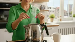 Miten estää kalkkikertymä vedenkeittimessä: lisää tämä ennen keittämistä