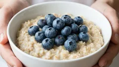 Mitä syödä kaurapuuron kanssa, jotta kylläiseksi tulee: parhaat maukkaat ja terveelliset lisäaineet