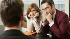 Katsekontaktin välttely keskustelun aikana – psykologit kertoivat, mitä se kertoo persoonallisuudesta