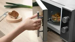 Mitä mikroaaltouuniin ei missään nimessä saa laittaa – useimmat eivät arvaa