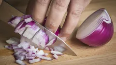 Suurin virhe sipulia paistettaessa, jonka takia siitä ei tule kullanruskeaa: mitä kaikki tekevät väärin?