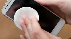 Tehokas älypuhelimen puhdistus: näin puhdistat näytön, latausportin ja pienet yksityiskohdat